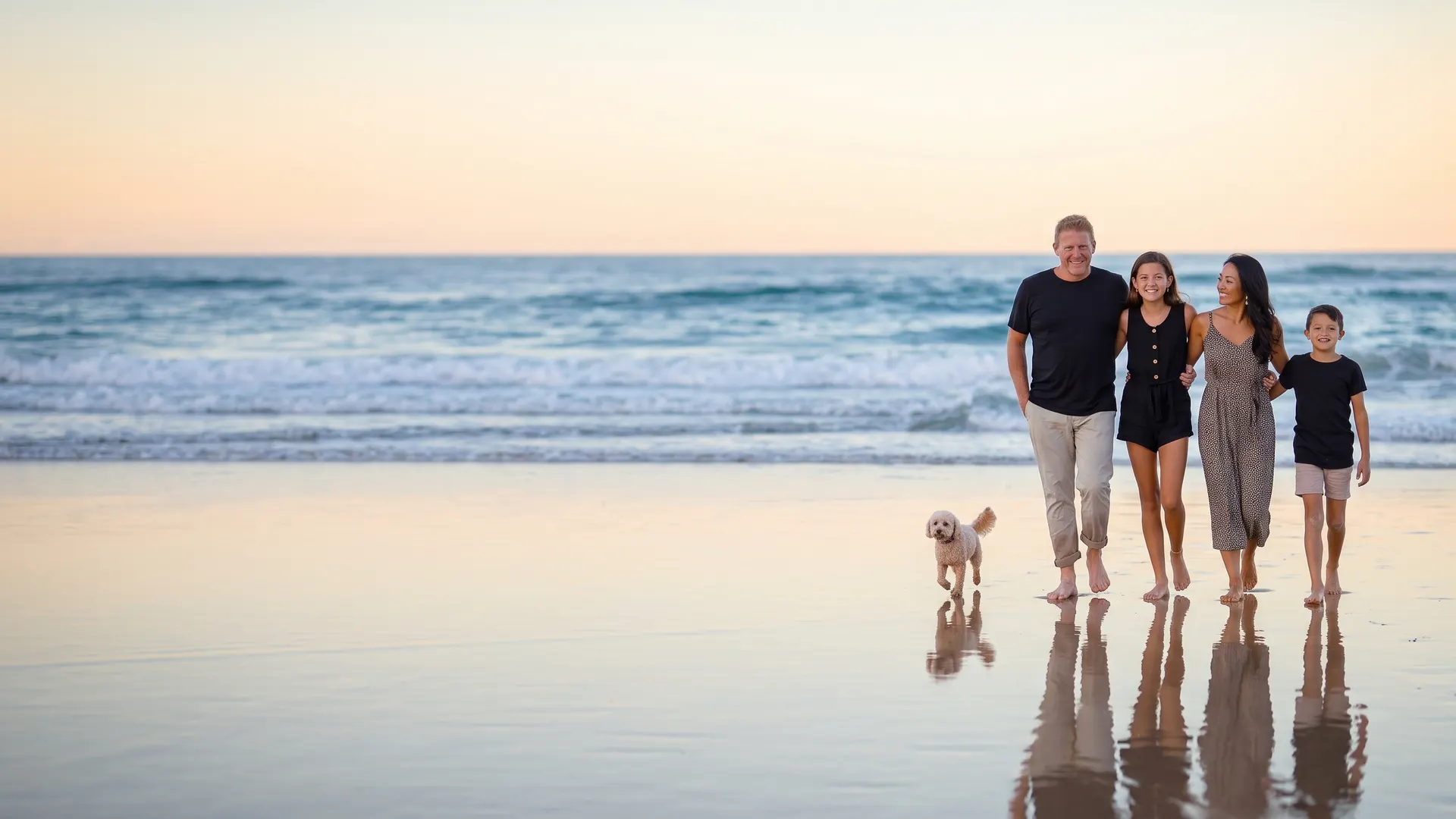 Familia protegida y feliz en la playa con Seguros Guilarte